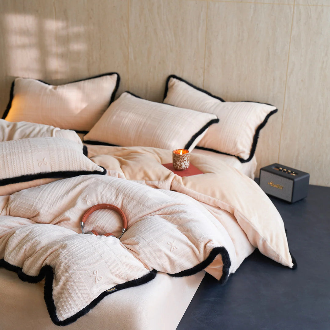 Ensemble de Literie Matelassé Motif Jacquard à Carreaux avec Bordure en Fausse Fourrure 1
