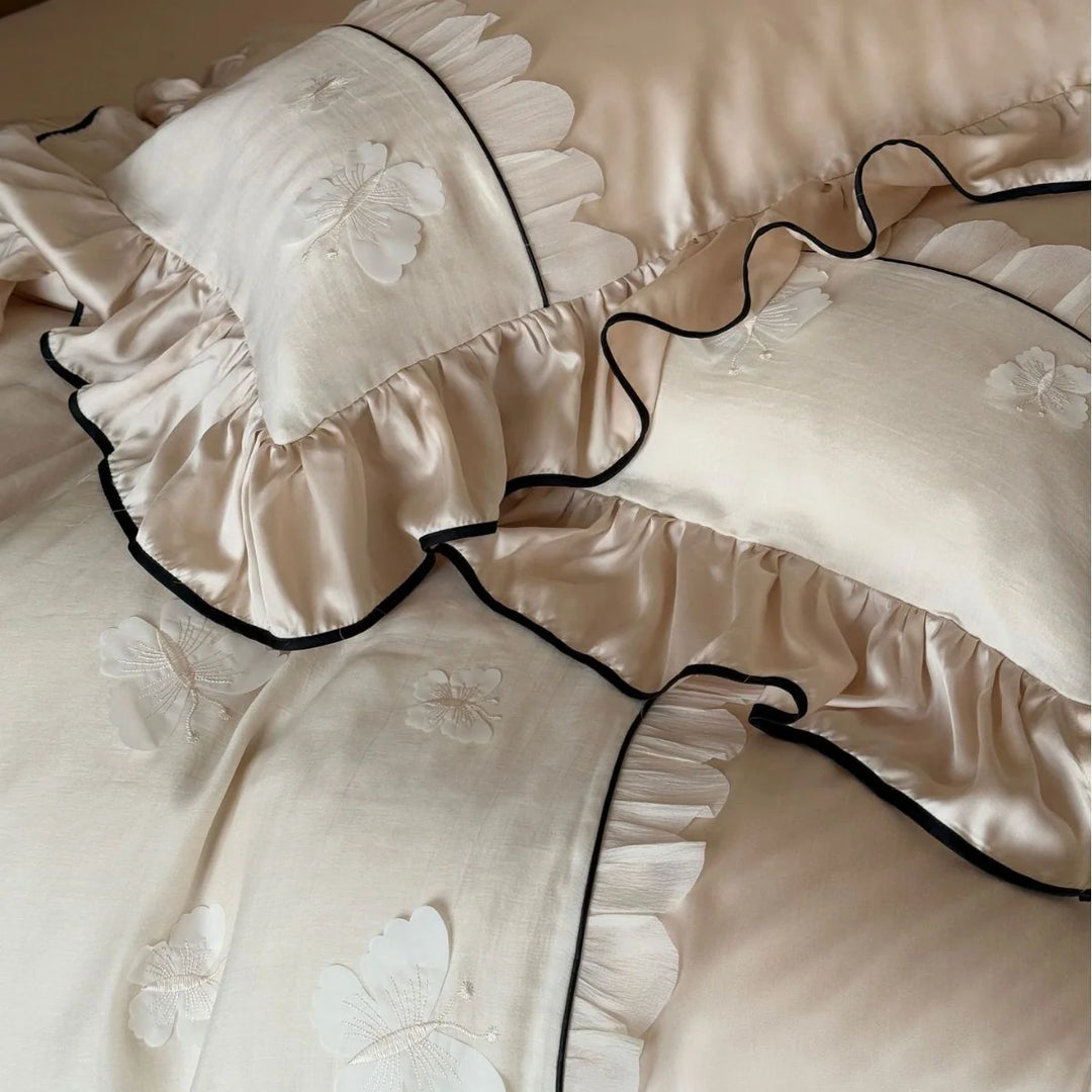 Parure de Lit Femmes Volants et Broderies Papillons 4