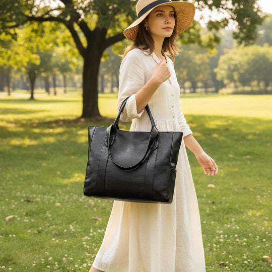 Sac bandoulière femme au design moderne et surface lisse 1
