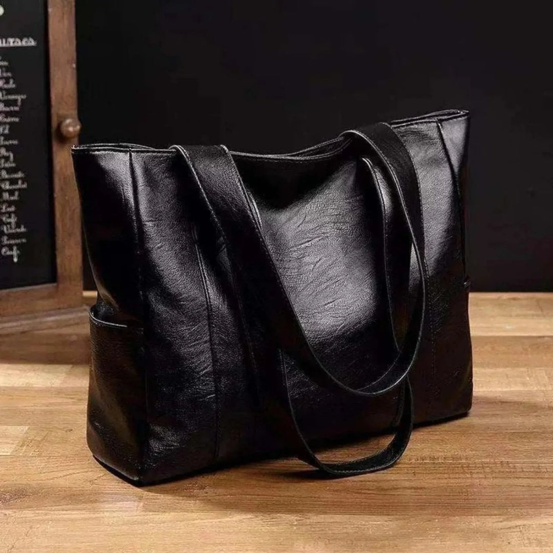 Sac bandoulière femme au design moderne et surface lisse 2