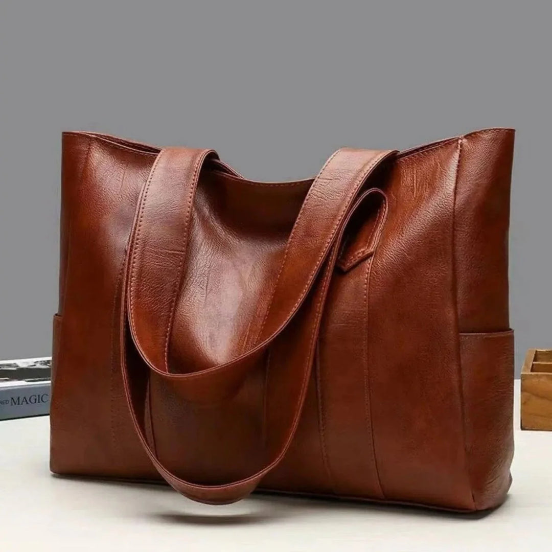 Sac bandoulière femme au design moderne et surface lisse 7