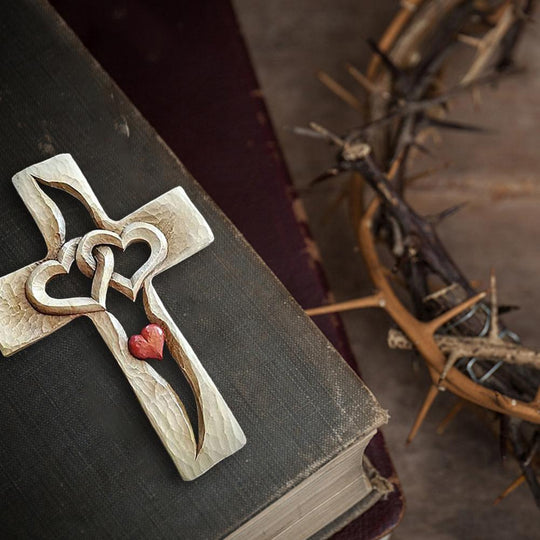 Coeurs entrelacés - Croix en bois sculptée